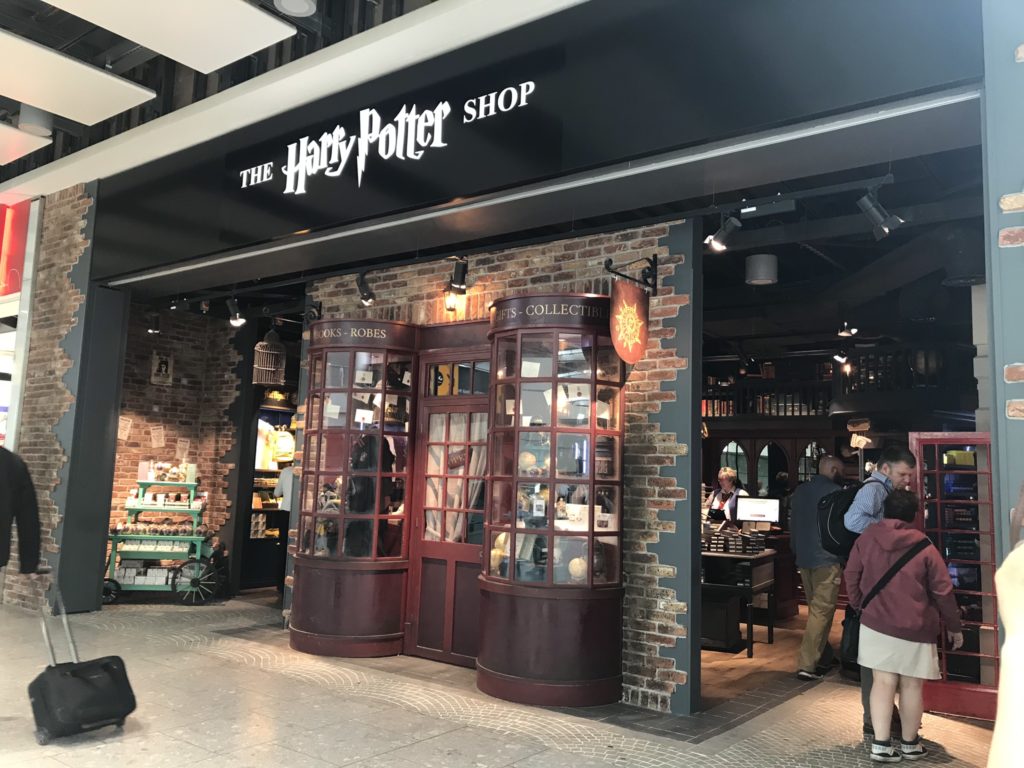 ロンドン・ヒースロー空港「The Harry Potter Shop」ハリポタファンに 